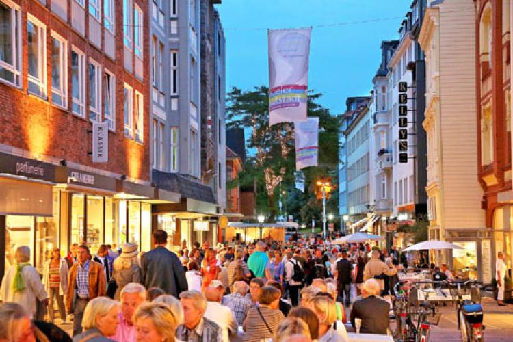 Kristahlklar: Edelstahlspüle reinigen