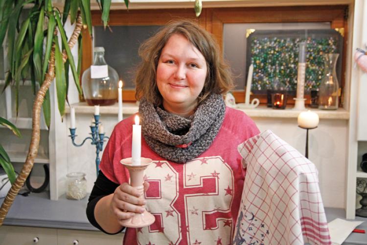 Die Künstlerin Susanne Lamprecht in ihrem Atelier am Anscharpark