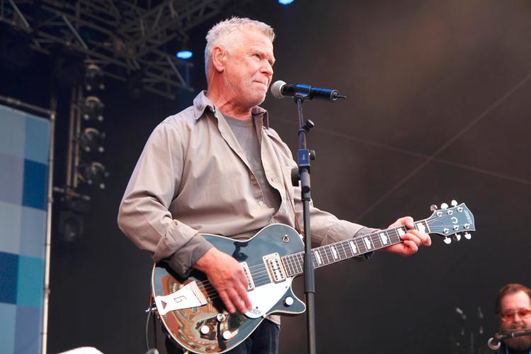 Live auf der Kieler Woche: Glasperlenspiel rocken die NDR-Bühne