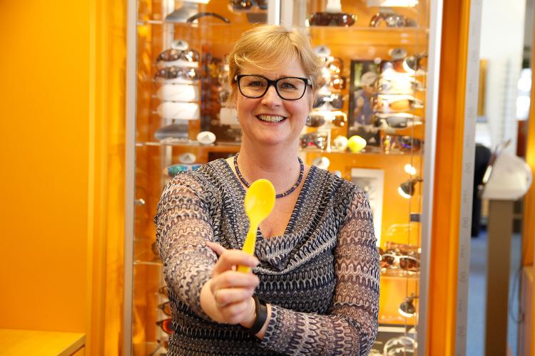 Gewinnerin GRÜNDERCup Kiel Region 2014 – Katharina Blanke freut sich mit ihrem Unternehmen Ganzheitliche und energetische Körperarbeit für Mensch und Tier über den Sonderpreis 2014