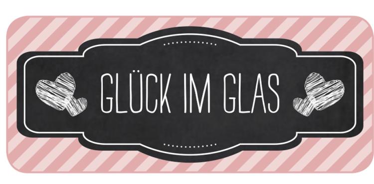 Kerzenglas: Kleben Sie auf alte (Weck­) Gläser mit weißem Bastelkleber ge­presstes, buntes Laub oder umwickeln Sie das Glas mit Bän­dern und sprühen Sie Acryllack (z. B. in Weiß) drüber. Bänder abnehmen und fertig ist Ihr ganz persönliches Kerzenglas.