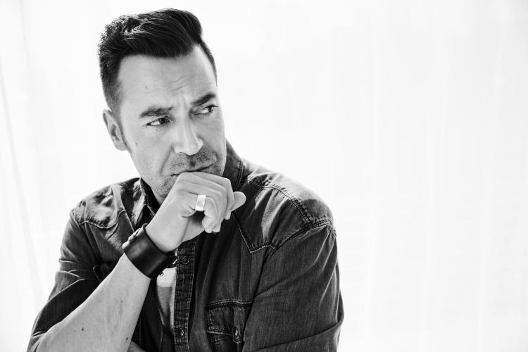 Singer/Songwriter Benne ist im Rahmen der „Herz & Kopf“-Konzertreihe am 17. dezember live im Studi Filmtheater am Dreiecksplatz zu erleben
