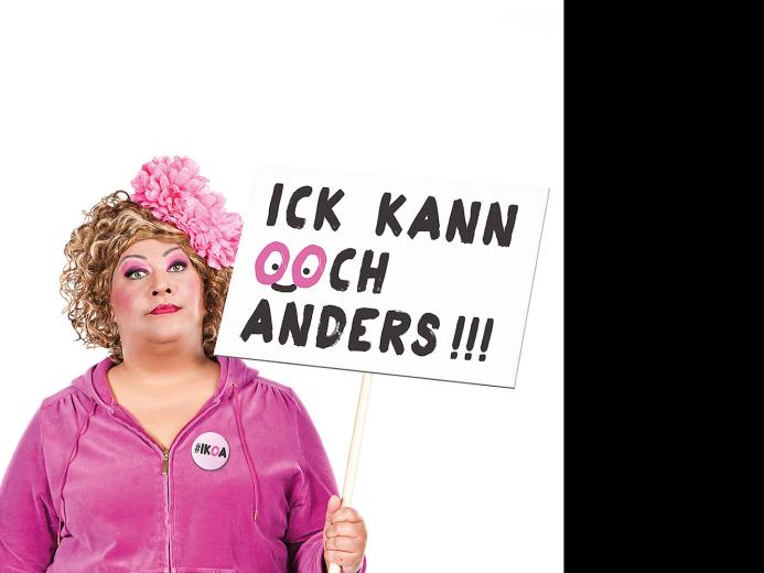Schritt 2: Sternchenaufkleber auf das eingepackte Geschenk kleben