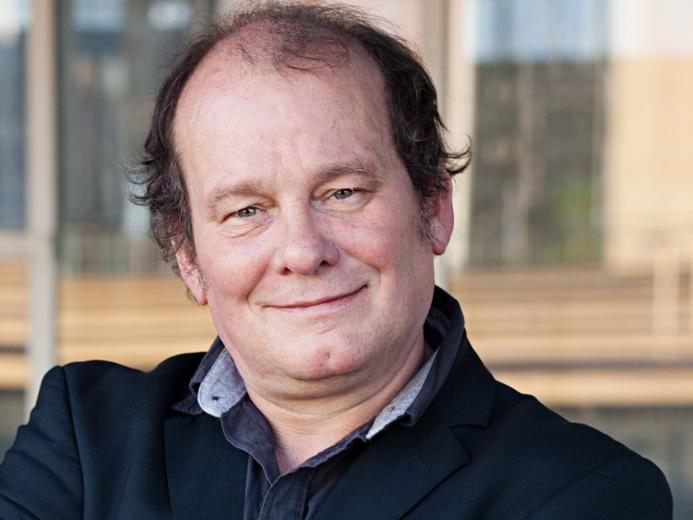 Henning Miede präsentiert die neue Natursteinfliese Travertin Classic