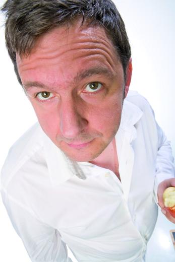 Marten Freund, Inhaber des Schlemmermarkt Freund in der Holtenauer Straße: „Dazu empfehle ich einen Casa Lapostolle Carmenere, einen trockenen, kräftigen Rotwein, der perfekt zu diesem herzhaften Gericht passt (8,99 Euro).“