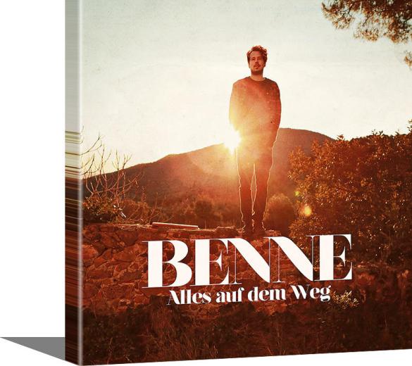 Endlich ist das Buch fertig! Die Freude steht dem Förde Fräulein ins Gesicht geschrieben