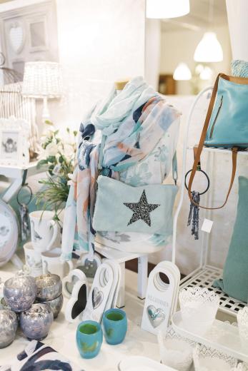 Neben Bildern und Schmuck gibt es auch originelle Textilarbeiten, wie diese Jeanstaschen