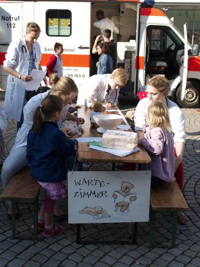 Übergabe des Projektes: Marlene Richter vom Christlichen Jugenddorfwerk, die Ehrenamtlichen Jessica Schulz, Lydia Burkhardt, Claudia Holländer, Luise Klein, sowie Monika König und Lars Palme vom Ev. Beratungszentrum (v. li.)