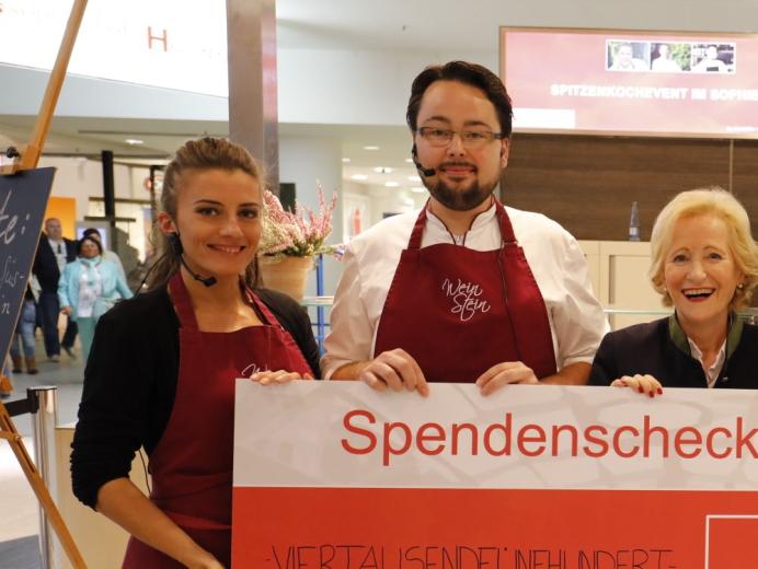 Besucherin der letzten Kulturtage bei einer Mitsing-Aktion
