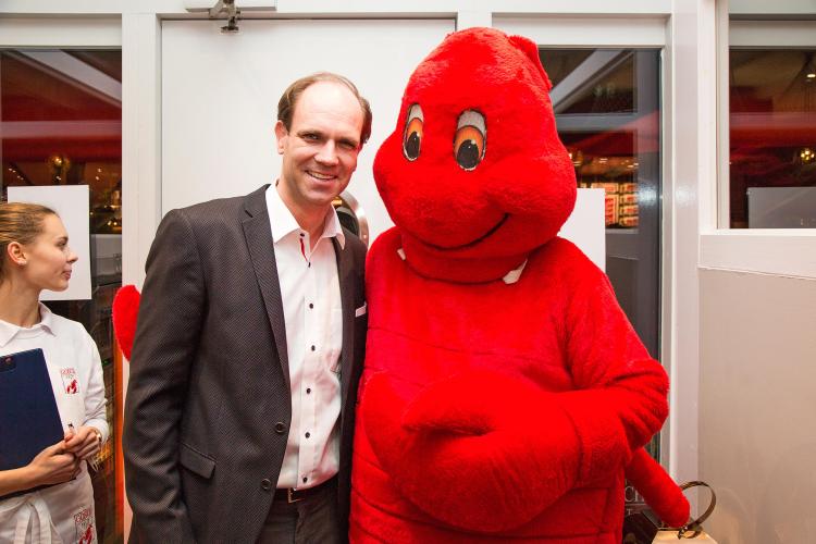 Ibrahim posiert mit zwei Tauben