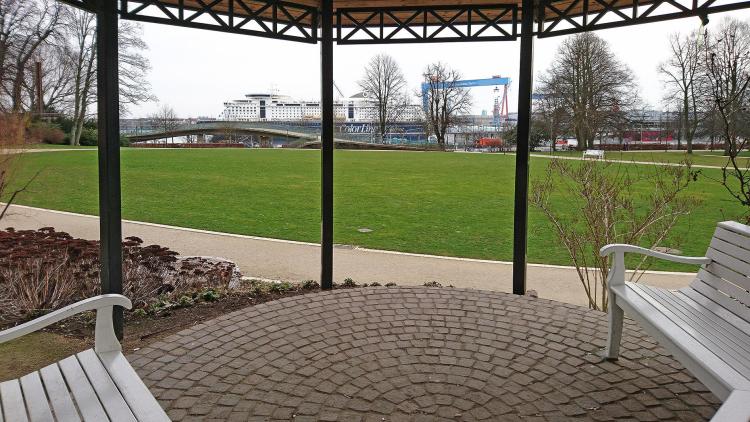 Mit bunten Kostümen und Laternen entsteht eine besondere Atmosphäre im Theatersaal. 
