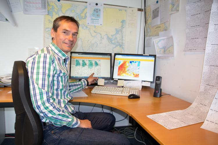 Redakteur Bastian beim Auspacken