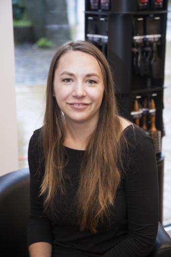 Lisa hat sehr lange Haare und möchte endlich eine Veränderung