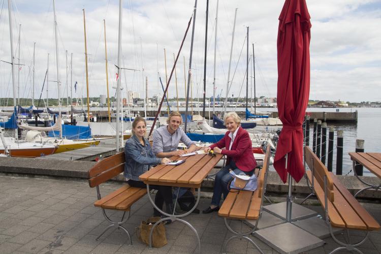 Eine Kaffeepause mit gemütlichem Hafenambiente – das bekommen Sie im Schiffercafé am Tiessenkai