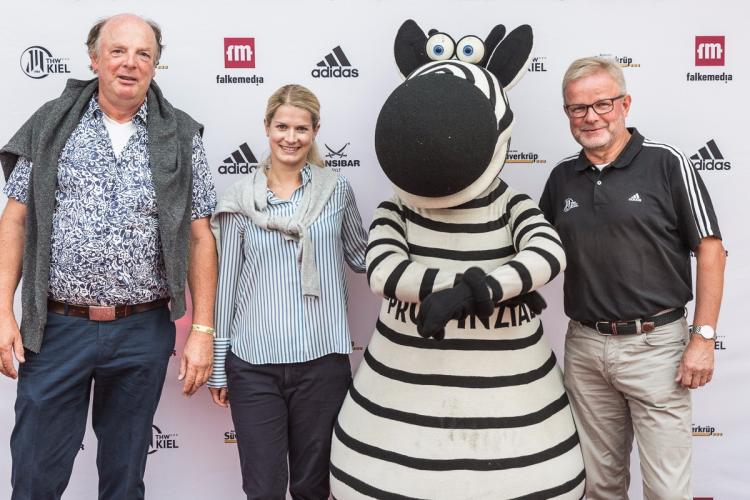 Elia und Martina (v. li.) präsentieren ihre Köstlichkeiten aus biologischem Anbau
