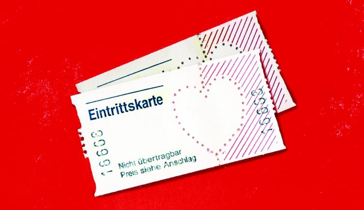 Kerzenständer groß 24,99 Euro,
Kerzenständer klein 15,99 Euro,
Kerzen 7,49 Euro