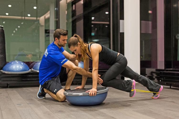 Beim Training stehen die erfahrenen Trainer den Sportlern zur Seite