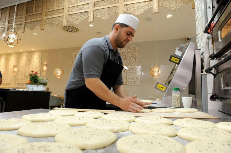 Die Fladenbrote werden frisch und direkt vor den Augen der Gäste zubereitet, alle Speisen sind halal und auch ohne den Zusatz von Geschmacksverstärkern ein Genuss