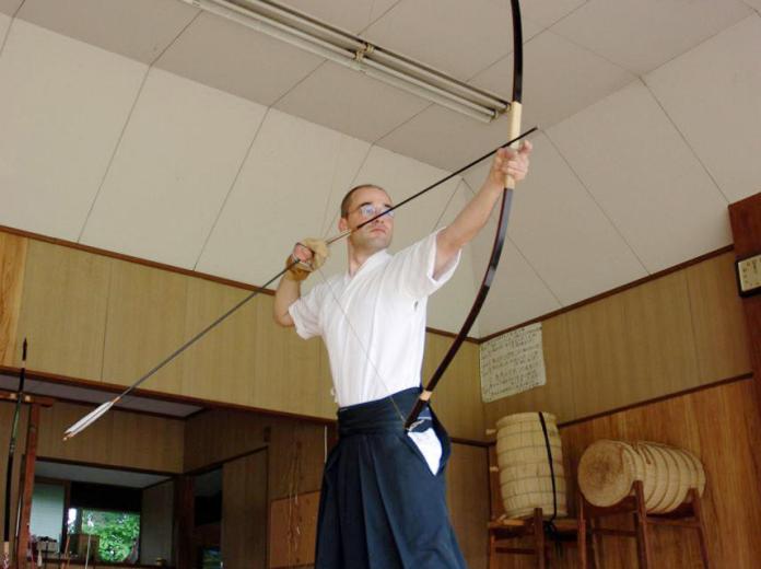 Hochkonzentriertes Bogenschießen beim Kyudo