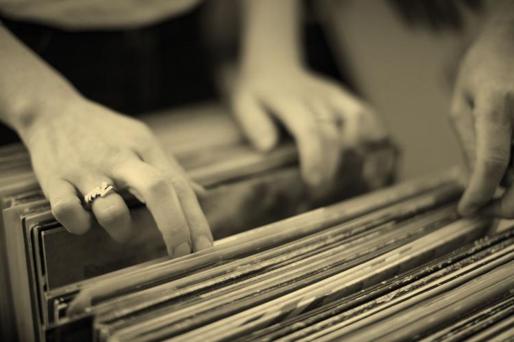 Beim Pop-Up Market der Stöber Twins dürfen sich die Besucher auf stylische Streetwear und Vinyl-Perlen freuen