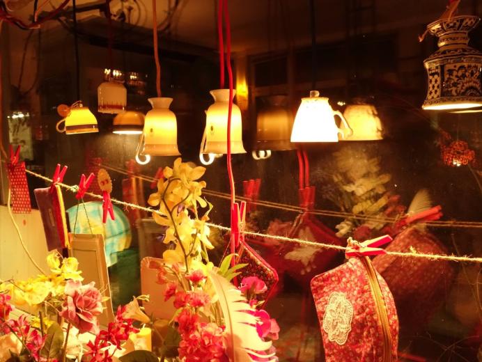 Beim Upcycling werden alte und meist schon ausgemusterte Dinge aufgewertet, sodass etwas Neues entsteht. In der Galerie Seepferdchen wird zum Beispiel aus alten Tassen dann schon mal eine Lampe