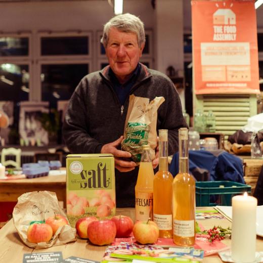 Ernst Schuster von der Obstquelle Schuster präsentiert einen Teil des Sortiments