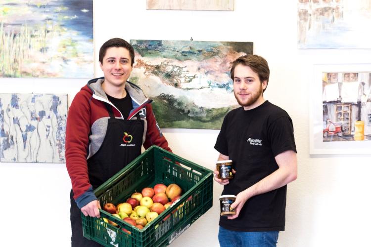 Nick Eßwein (li.) und Moritz Dietzsch stellen aus aussortierten Äpfeln leckere Marmeladen und Chutneys her – und das sogar für einen guten Zweck