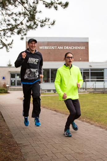 Timo Klaus (li.) und Phillip Jünger trainieren regelmäßig mit den anderen Mitgliedern der Drachensee-Laufgruppe – und sind somit bestens gerüstet für die Special Olympics