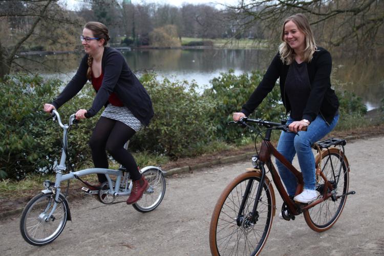 Die Jungs von my Boo haben uns das wertvolle Bambusbike „Alfram Alfine“ (re.) und das praktische „Brompton“ Faltrad für 24 Stunden zur Verfügung gestellt. Genug Zeit, um uns ans Herz zu wachsen! 