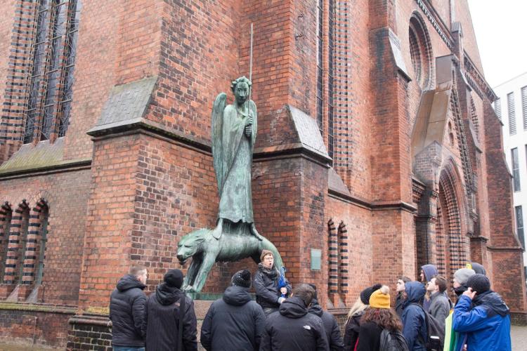 Beim „Geistkämpfer“ an der Kirche St. Nikolai beendet Kirk seine Tour 