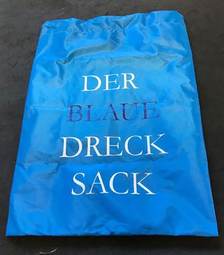 Mithilfe des „blauen Drecksacks“ sollen die norddeutschen Strände ein Stück sauberer werden