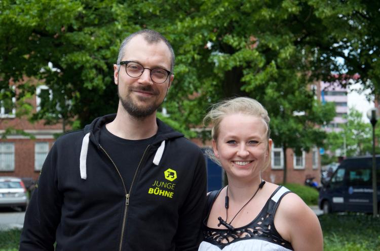 Projektkoordinator Christian Klengel und Moderatorin Alina Baeskow gehören zum festen Orga-Team der jungen Bühne