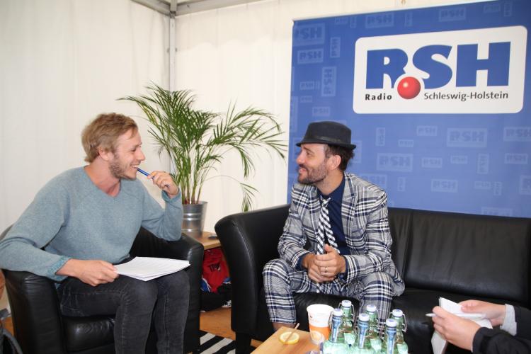 Charlie Winston (re.) im Gespräch mit Redakteur Bastian Karkossa