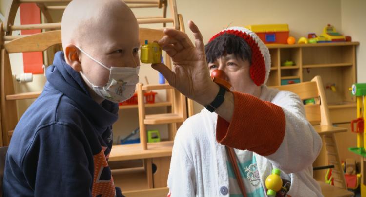 Klinikclown Harald Roos entlockte den jungen Patienten auf der Kinderstation 
ausgelassenes Lachen. Vielleicht bringen diese Szenen ja auch Sie zum Lächeln!