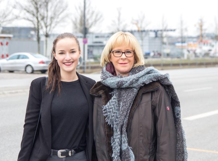 Heike Menrath von der Hilfsaktion für Obdachlose und Ihre Vierbeiner (li.) zeigte Redakteurin Kim Hase beim Dreh, wie sie sich mit ihrem Team für Bedürftige engagiert

