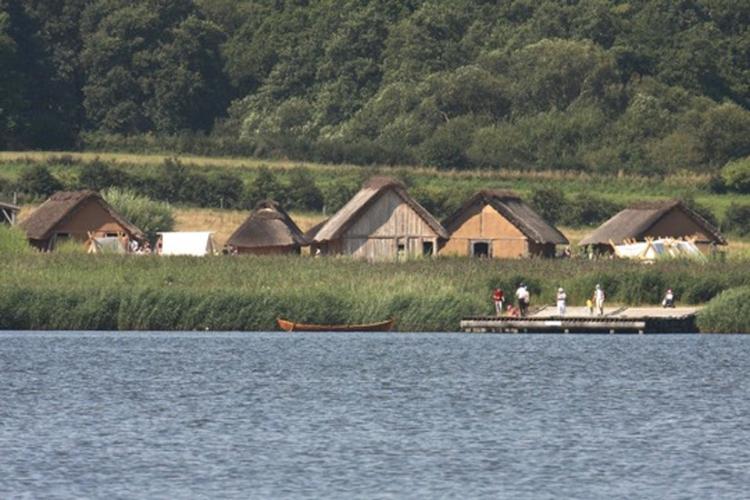 In Haithabu wurden die Wikingerhäuser direkt an der Schrei originalgetreu wieder aufgebaut