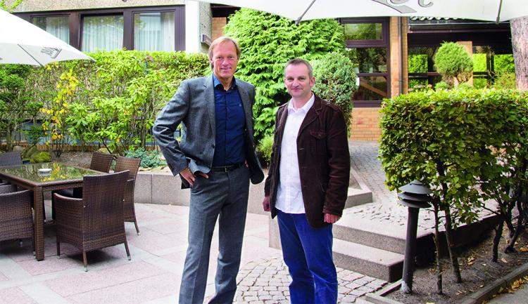 Gerhard Delling (li.) und Redakteur Markus Till bei einem Treffen in Hamburg nach der WM 2014