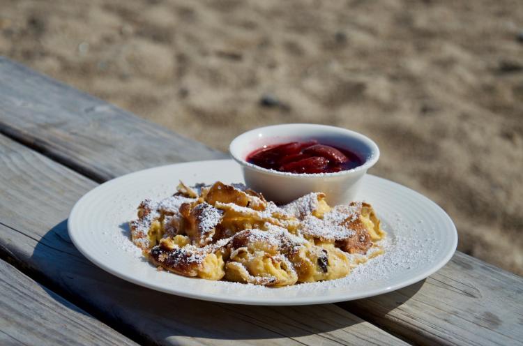 Leckeren Kaiserschmarrn direkt in der Sonne genießen...