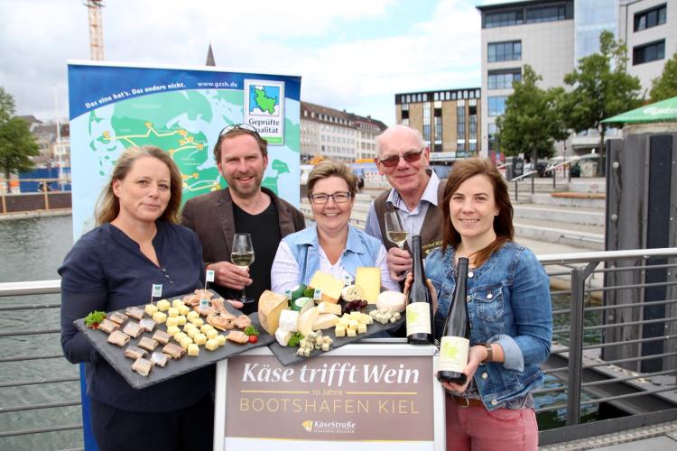 Sandra van Hoorn (Landwirtschaftskammer, v. li.), Johannes Hesse (Kiel-Marketing), Cindy Jahnke (Käsestraße SH), Detlef Möllgaard (Meierhof Möllgaard) und Kathrin Groß (Kiel-Marketing) freuen sich auf das Jubiläum von Käse trifft Wein