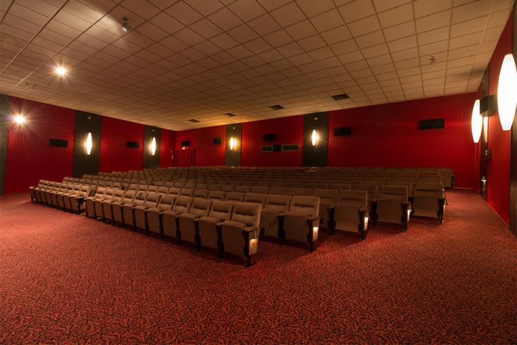 Der große Saal des STUDIO Filmtheaters wird bald renoviert, sodass Kinostühle für einen guten Zweck erstanden werden können