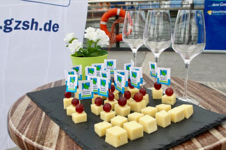 Leckerer regionaler Tilsiter erwartet die Besucher von Käse trifft Wein