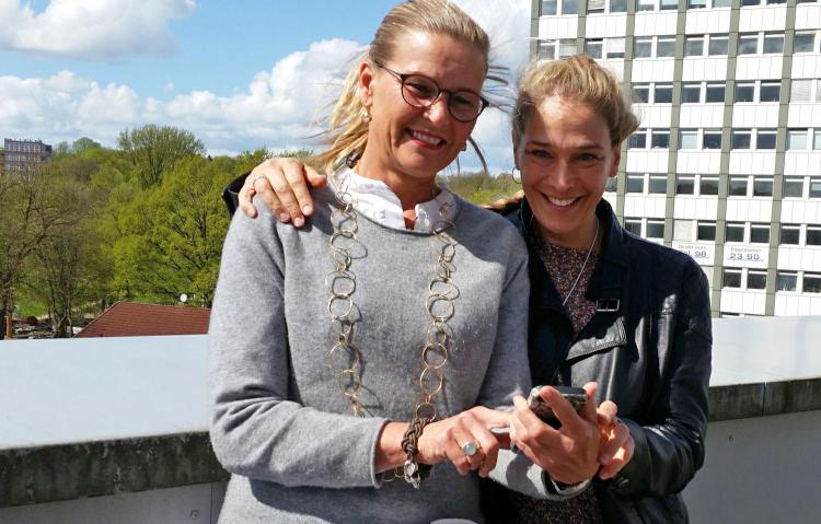 Sabine Bendfeldt und Katharina Höhle (v. li.) vom Kinderschutzbund Kiel wollen in Zukunft Kindern und Jugendlichen Hilfe in digitaler Form anbieten