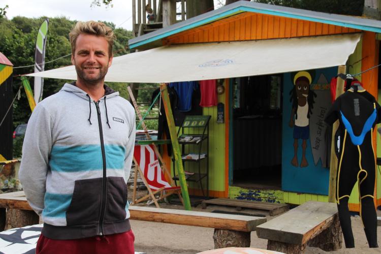 Ob Windsurfen, Kitesurfen oder SUP – Surflehrer Bernd Kascha und Team helfen jedem aufs Brett