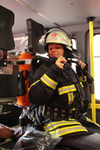 Echtes Feuerwehr-Feeling. Bei einem Einsatz ist es oft hektisch und jeder Griff muss sitzen. Und das mit einer Ausrüstung, die gut 35 Kilogramm wiegt