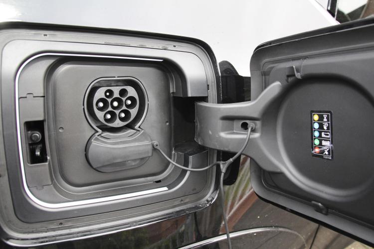 Wo beim „normalen“ Auto der Kraftstoff
eingefüllt wird, kommt beim Elektro-Auto
der Stecker hinein – ob für den Hausstrom
oder per Schnellladekabel
