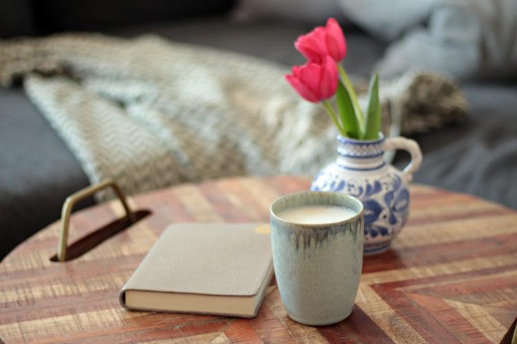 Mit einem guten Buch, einem leckeren Kaffee und der richtigen Einstellung können wir uns selbst etwas Gutes tun