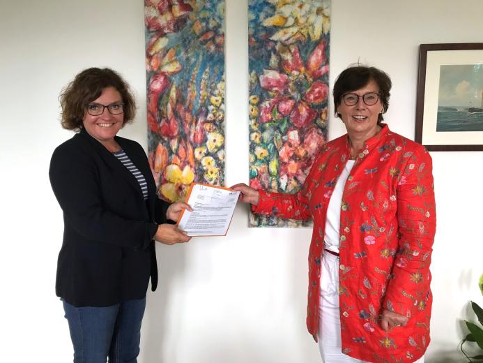 Rendsburgs Bürgermeisterin Janet Sönnichsen erhält den Förderbescheid von Schleswig-Holsteins Innenministerin, Dr. Sabine Sütterlin-Waack (v. li.)