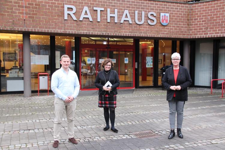 Alexander Söbbing (li.) und Anke Samson (re.) freuen sich auf das Zusammenspiel mit Bürgermeisterin Janet Sönnichsen (Mi.)