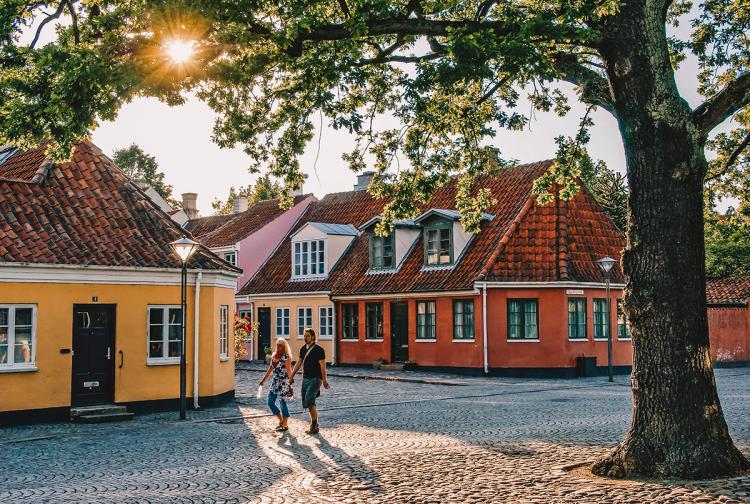Odense auf der Insel Fünen ist eine kulturelle und historische Stadt und die lange Geschichte ist deutlich spürbar. Hans Christian Andersen wurde hier geboren und seine lebhafte Fantasie inspiriert und prägt die Stadt auch heute noch nach wie...