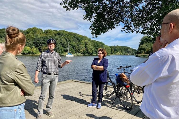 Bauamtsleiter Frank Thomsen und Bürgermeisterin Janet Sönnichsen 
während einer gemeinsamen Tour zu den Schauplätzen einer möglichen 
Landesgartenschau